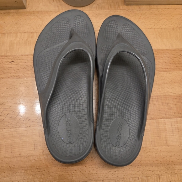 Oofos OOlala Sandals Womens 9 Gray/Silver Recovery Thong Flip Flop Comfort - Picture 5 of 9